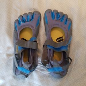 Vibram Size 39 5 toe trail shoes NWOT